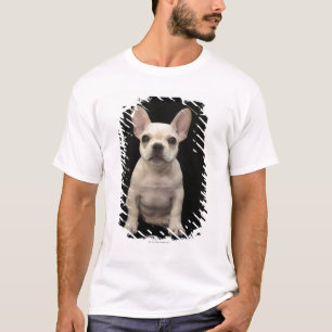 クリームによって着色されるフレンチ・ブルドッグの子犬 Tシャツ