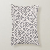 クリームにダマスクの大きなパターン灰色をスクロール アクセントクッション (正面(垂直))