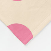 クリームにピンクの水玉模様 フリースブランケット (角)