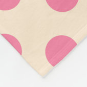 クリームにピンクの水玉模様 フリースブランケット (角)