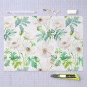 クリームに白いアネモンの花をつけている 薄葉紙 (クラフト)