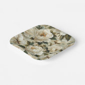 クリームの背景に白い花。 ペーパープレート (傾斜あり)