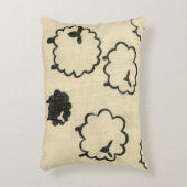 クリームの背景に白と黒の羊 アクセントクッション (正面(垂直))