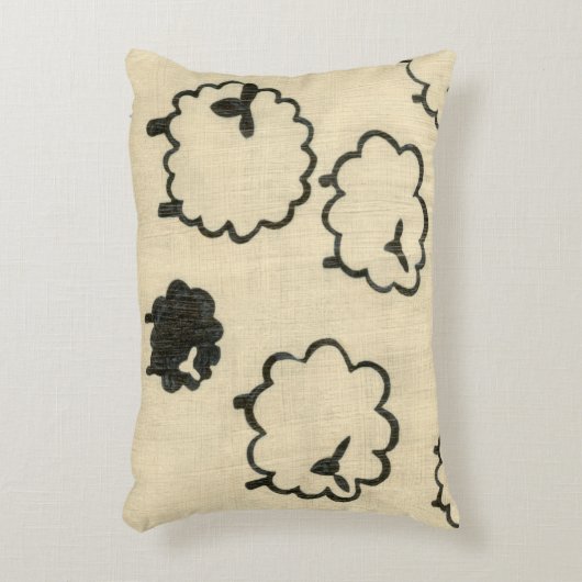 クリームの背景に白と黒の羊 アクセントクッション (正面(垂直))