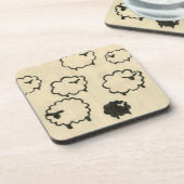 クリームの背景に白と黒の羊 コースター (左側)