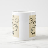 クリームの背景に白と黒の羊 ジャンボコーヒーマグカップ (正面)
