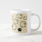 クリームの背景に白と黒の羊 ジャンボコーヒーマグカップ (右)