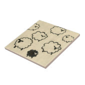 クリームの背景に白と黒の羊 タイル (側面)