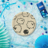 クリームの背景に白と黒の羊 ペーパープレート (パーティー)