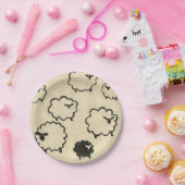 クリームの背景に白と黒の羊 ペーパープレート (パーティー)