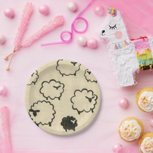 クリームの背景に白と黒の羊 ペーパープレート (パーティー)