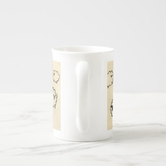 クリームの背景に白と黒の羊 ボーンチャイナマグカップ (裏面)