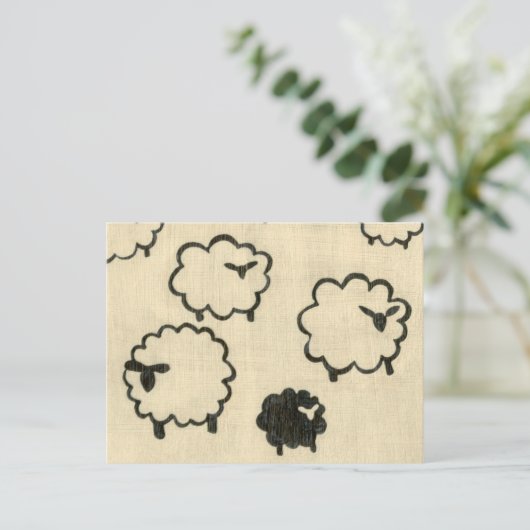 クリームの背景に白と黒の羊 ポストカード (スタンド正面)