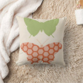 クリームの背景に飾り蝶のパターン クッション (ブランケット)