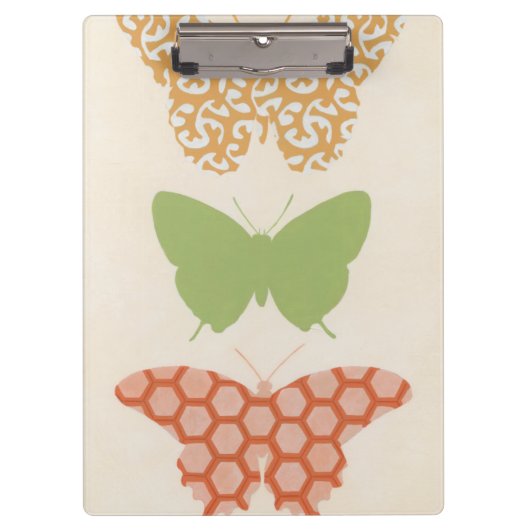 クリームの背景に飾り蝶のパターン クリップボード (正面)