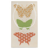 クリームの背景に飾り蝶のパターン スモールペーパーバッグ (裏面)