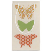 クリームの背景に飾り蝶のパターン スモールペーパーバッグ (正面)