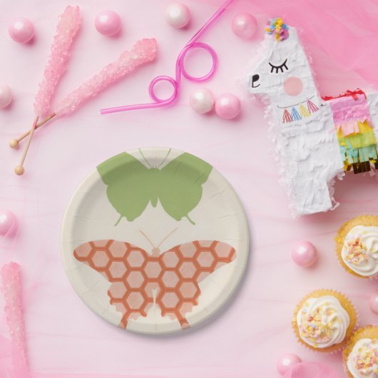 クリームの背景に飾り蝶のパターン ペーパープレート (パーティー)