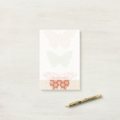 クリームの背景に飾り蝶のパターン ポストイット (デスク上)