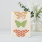 クリームの背景に飾り蝶のパターン ポストカード (スタンド正面)