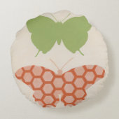 クリームの背景に飾り蝶のパターン ラウンドクッション (裏面)