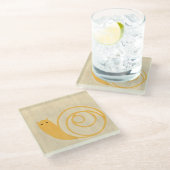 クリームの背景に黄色いカタツムリ ガラスコースター (アングル)