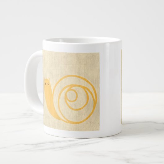 クリームの背景に黄色いカタツムリ ジャンボコーヒーマグカップ (正面左)