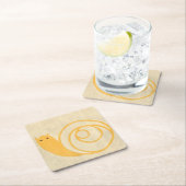 クリームの背景に黄色いカタツムリ スクエアペーパーコースター (インサイチュ)