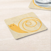クリームの背景に黄色いカタツムリ スクエアペーパーコースター (アングル)