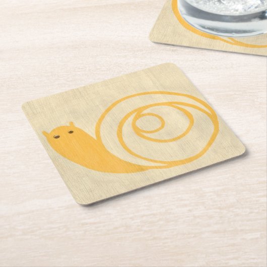 クリームの背景に黄色いカタツムリ スクエアペーパーコースター (アングル)