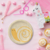 クリームの背景に黄色いカタツムリ ペーパープレート (パーティー)