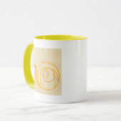 クリームの背景に黄色いカタツムリ マグカップ (正面左)
