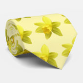 クリームの背景に黄色のDaffodil開花 ネクタイ (ロール)
