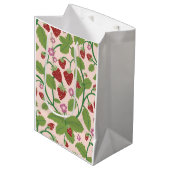 クリームの背景のイチゴのフィールド ミディアムペーパーバッグ (正面アングル)