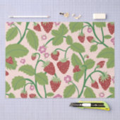 クリームの背景のイチゴのフィールド 薄葉紙 (クラフト)