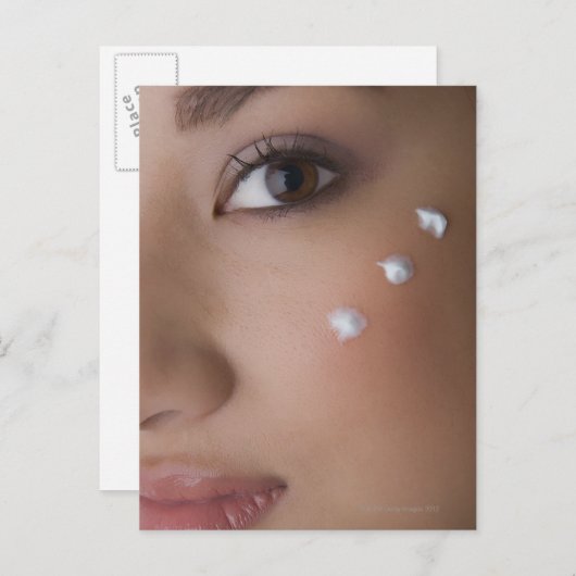 クリームをつけた若い女性のポートレート ポストカード (正面/裏面)