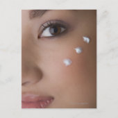 クリームをつけた若い女性のポートレート ポストカード (正面)