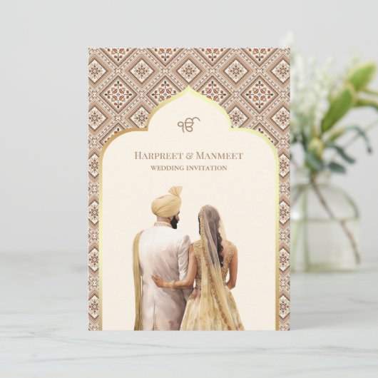 クリームアイボリー金ゴールドパンジャビアナンドKarajシーク結婚ズ 招待状 (スタンド正面)