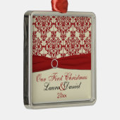 クリームアンドレッドダマスク初めてのクリスマスオーナメント メタルオーナメント (右)