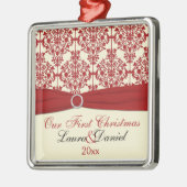 クリームアンドレッドダマスク初めてのクリスマスオーナメント メタルオーナメント (左)