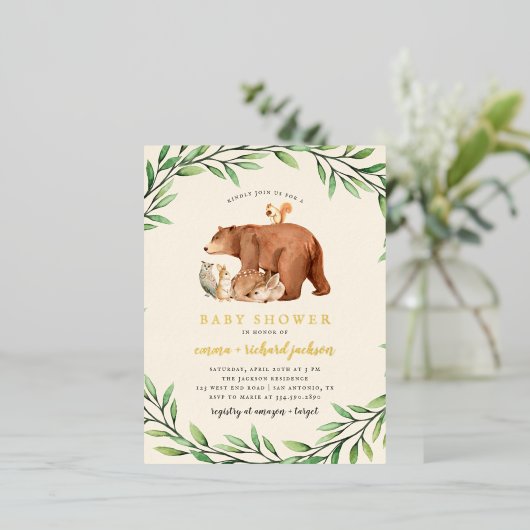 クリームウッドランド緑の森の動物ベビーシャワー 箔招待状ポストカード (立ち正面)