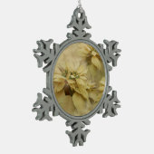 クリームカラーポインセティアスデジタルアート スノーフレークピューターオーナメント (左)