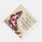 クリームサテンの背景のピンクの蝶 (コーナー)