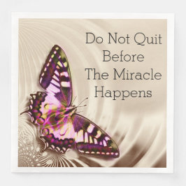 クリームサテンの背景のピンクの蝶