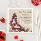 クリームサテンの背景のピンクの蝶 (インサイチュ)