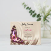 クリームサテンの背景のピンクの蝶 インビテーションポストカード (スタンド正面)