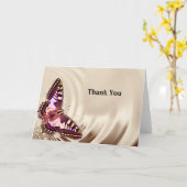 クリームサテンの背景のピンクの蝶 カード (黄色い花)