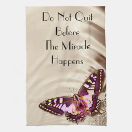 クリームサテンの背景のピンクの蝶 キッチンタオル