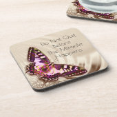 クリームサテンの背景のピンクの蝶 コースター (左側)