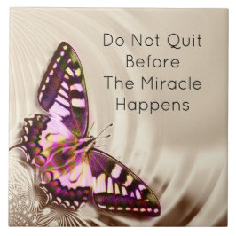 クリームサテンの背景のピンクの蝶 タイル